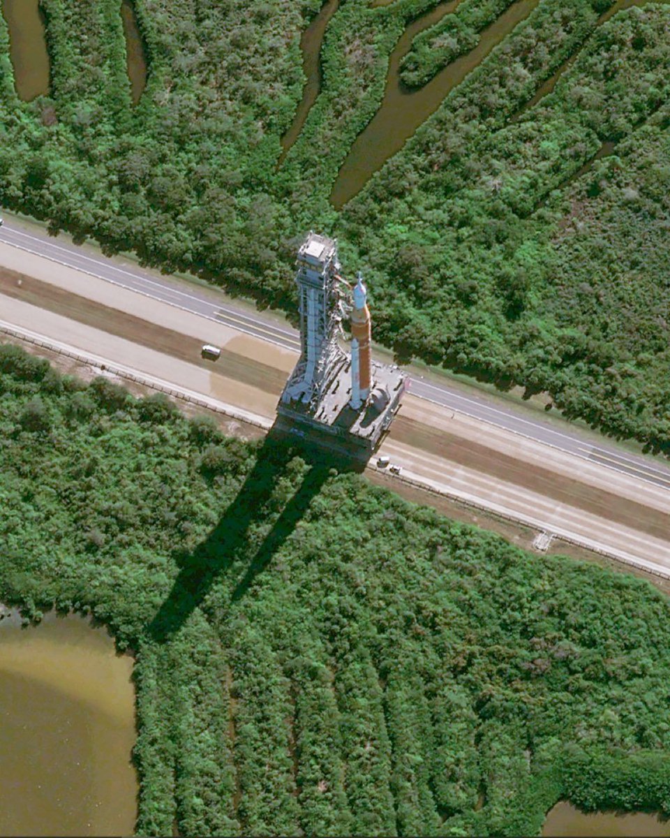 MAstronomers's tweet image. 🚨: This isn't an aerial photo taken by a helicopter or drone. This is a high-resolution satellite image taken from orbit, looking down at the Artemis I rocket as it prepares to leave Earth.

Technology looking at technology.