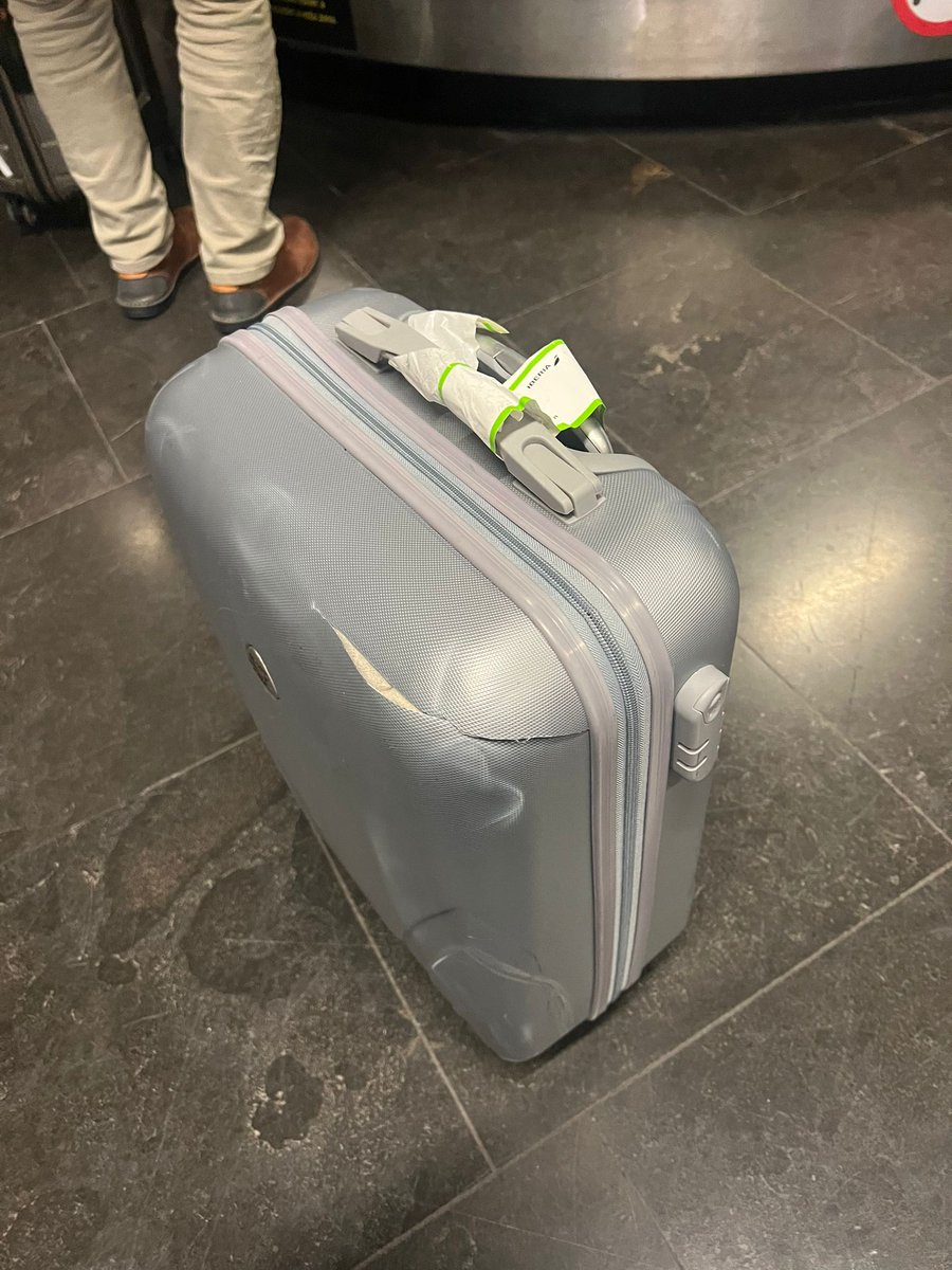 agathapj's tweet photo. @iberiaexpress Así le habéis dejado la maleta a mi sobrino después de obligarle a facturar. Y ahora qué? https://t.co/mbEgq7JBuQ