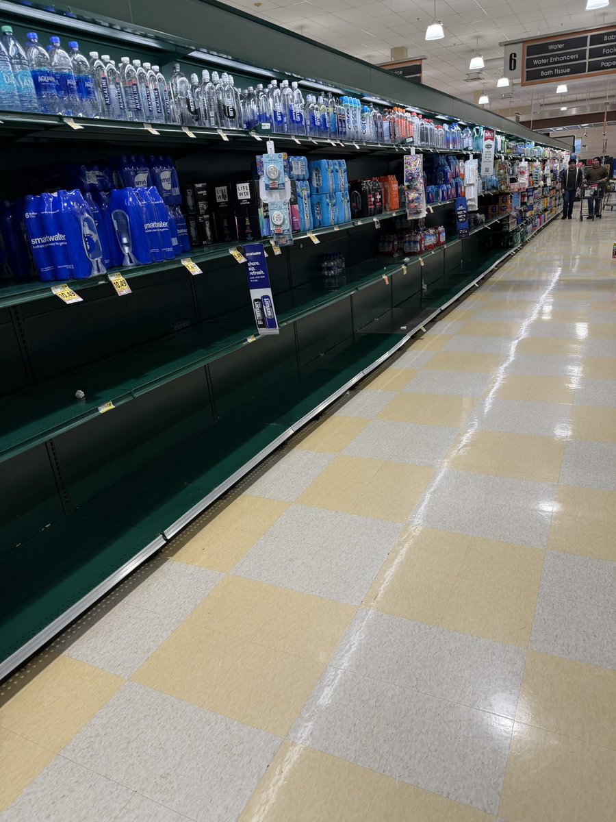 EthanClarkWX's tweet image. Water nearly gone at the Harris Teeter in Raleigh