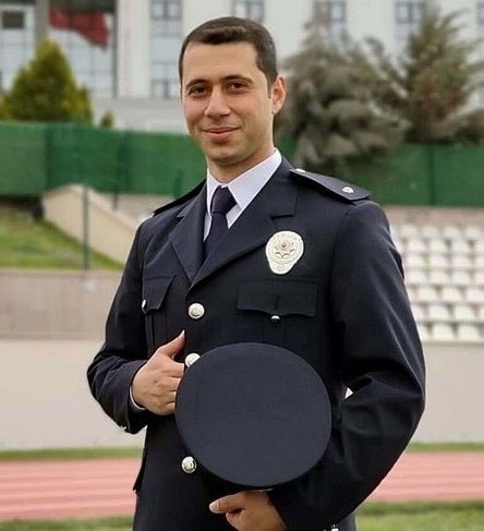 Yeşim Akbaş'ın annesi Aysun Akbaş:

"Ceza almış olsa niye yalvarayım? 3 duruşmamız oldu toplam 3 saat sürmemiştir. 

Kızımı öldüren şahıs aranızda geziyor, İzmir'de sevgili yapıyor..."