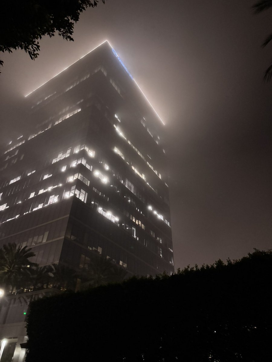 BiblicalQ17's tweet image. These were pictures last night in CA … I wonder what was in this fog?