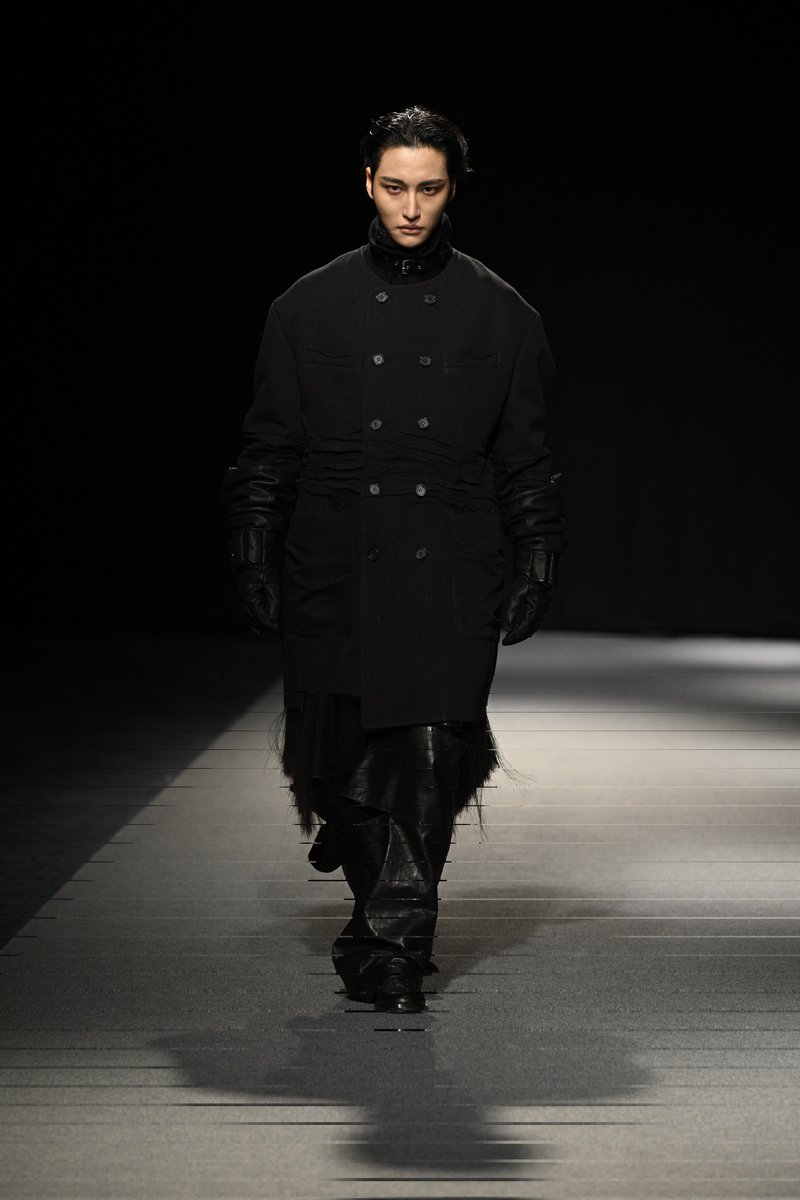 lessencestudios's tweet image. Songzio brand ambassador Seonghwa walks the runway for the Songzio Fall/Winter 2026 show at Paris Fashion Week.

Appointed as Songzio’s first global ambassador in July of last year, he now makes his second runway appearance for the House and his third overall.

#Seonghwa…