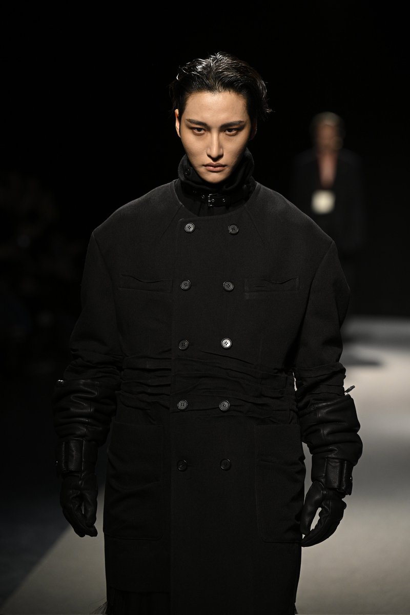 lessencestudios's tweet image. Songzio brand ambassador Seonghwa walks the runway for the Songzio Fall/Winter 2026 show at Paris Fashion Week.

Appointed as Songzio’s first global ambassador in July of last year, he now makes his second runway appearance for the House and his third overall.

#Seonghwa…