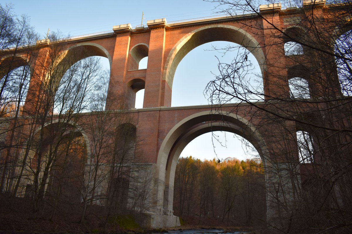 In genau 175 Tagen feiern wir 175 Jahre Göltzschtal- und Elstertalbrücke! Lasst dieses großartige Ereignis nicht in Vergessenheit geraten! Wir sind es unseren Vorfahren, die beide Meisterwerke mit Kopf und Händen erbauten, schuldig, das 175. Brückenjubiläum würdig zu begehen.