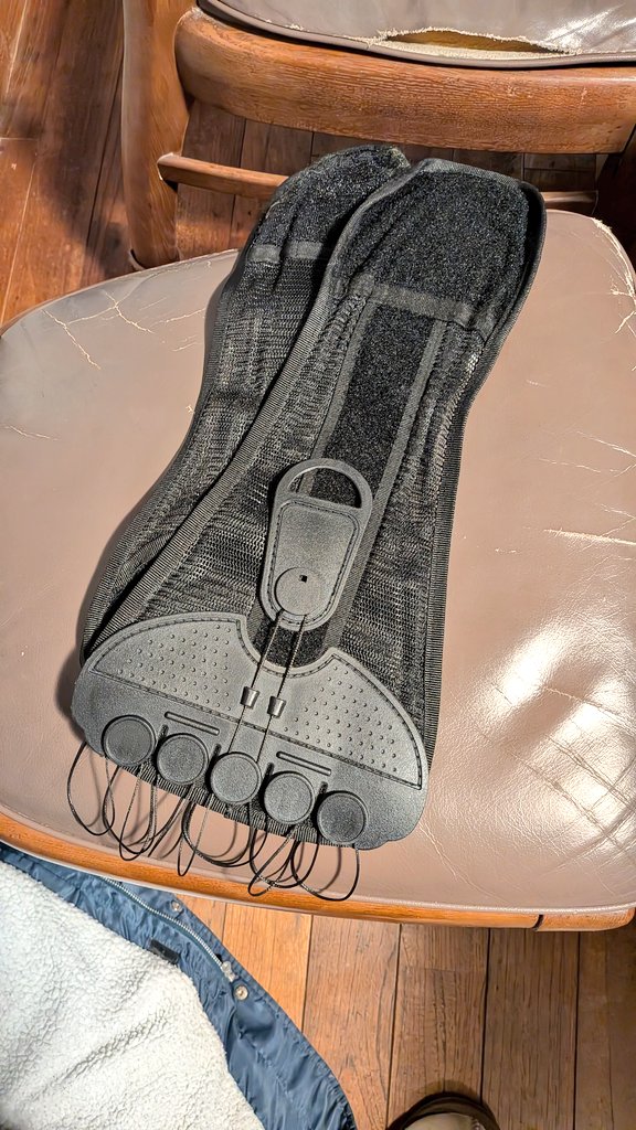 ベニア板を200枚手おろししたら早朝よりギックリ腰気味。
腰ベルト無しはマズいと分かってたけど案の定なってしまった。
26日まで現場なのでやるしかないけど皆さんも健康にはお気をつけ下さい。