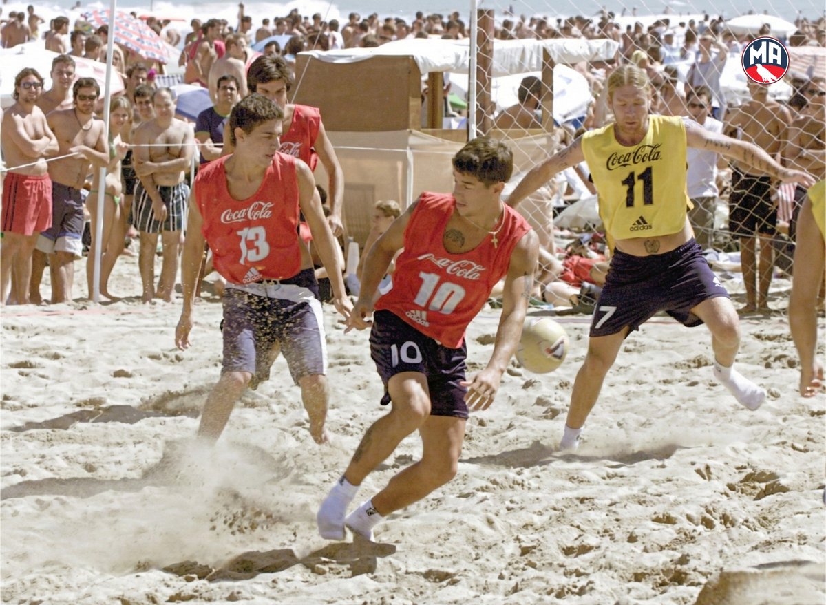 MundoAzulgrana's tweet image. Ta lindo para un fulbito en la playa...