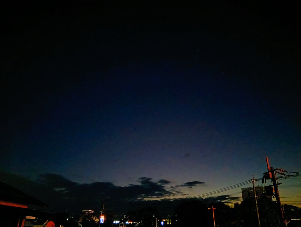 志穂さん📻リスナーの皆さま
　おはリズム〜🤗

熊本市内東区は🌌晴れ
今の気温🌡️-0.6℃
🚘️車のフロントガラスは…
薄っすらと凍っています❄

1月22日は
「カレーの日」「ジャズの日」
22の上に15(イチゴ)のっている
「ショートケーキの日🍰」

木曜日の朝
よろしくお願いします🎵

#朝リズム