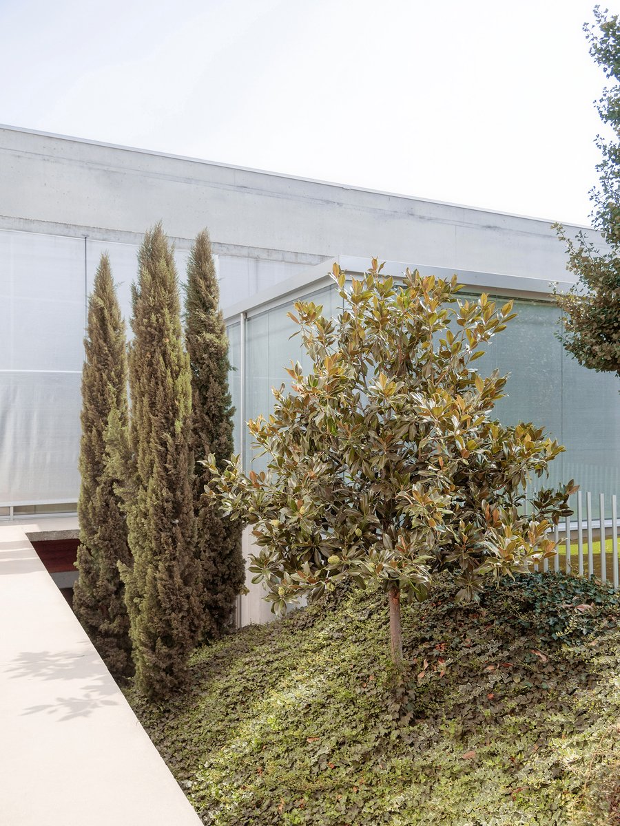 METALOCUS's tweet photo. Hacia el exterior, el centro comercial realizado por Studio Bressan se concibe como un paralelepípedo nítido y preciso. Hacia el interior,  dos niveles articulados por un patio ajardinado central albergan una  amplia y flexible zona de ventas y un área de relax. La planta sótano  completa la propuesta, integrando el estacionamiento y el acceso a la  planta superior.