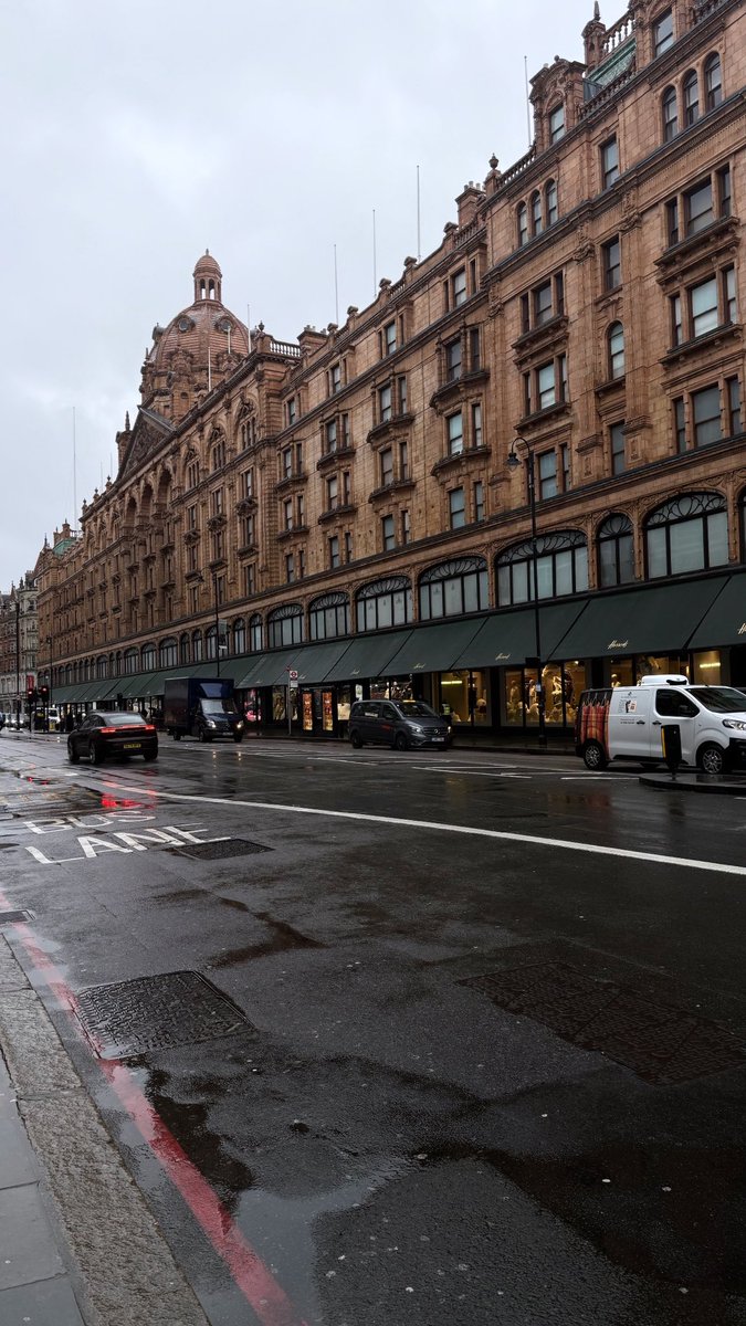 رحنا مطارات ونزلنا مطارات
يسعد مساء لندن ويسعد مسانا

نايتسبريدج الي علومه خفيات
فيه الهارودز الي ماهوب يخفانا

ينقص لها دلة عويدي وتمرات
واغنية ابو بكر مركب هوانا 🇬🇧