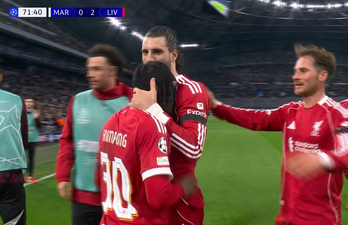 RMCsport's tweet photo. 🔥 LES REDS FONT LE BREAK AU VELODROME ! 

Frimpong élimine Paixao pour entrer dans la surface et centrer. Le ballon dévié par Rulli rentre dans le but de l'OM, les Marseillais sont KO debout ! 0-2.

https://t.co/RS96cBi1ua https://t.co/o1cHK4r45a