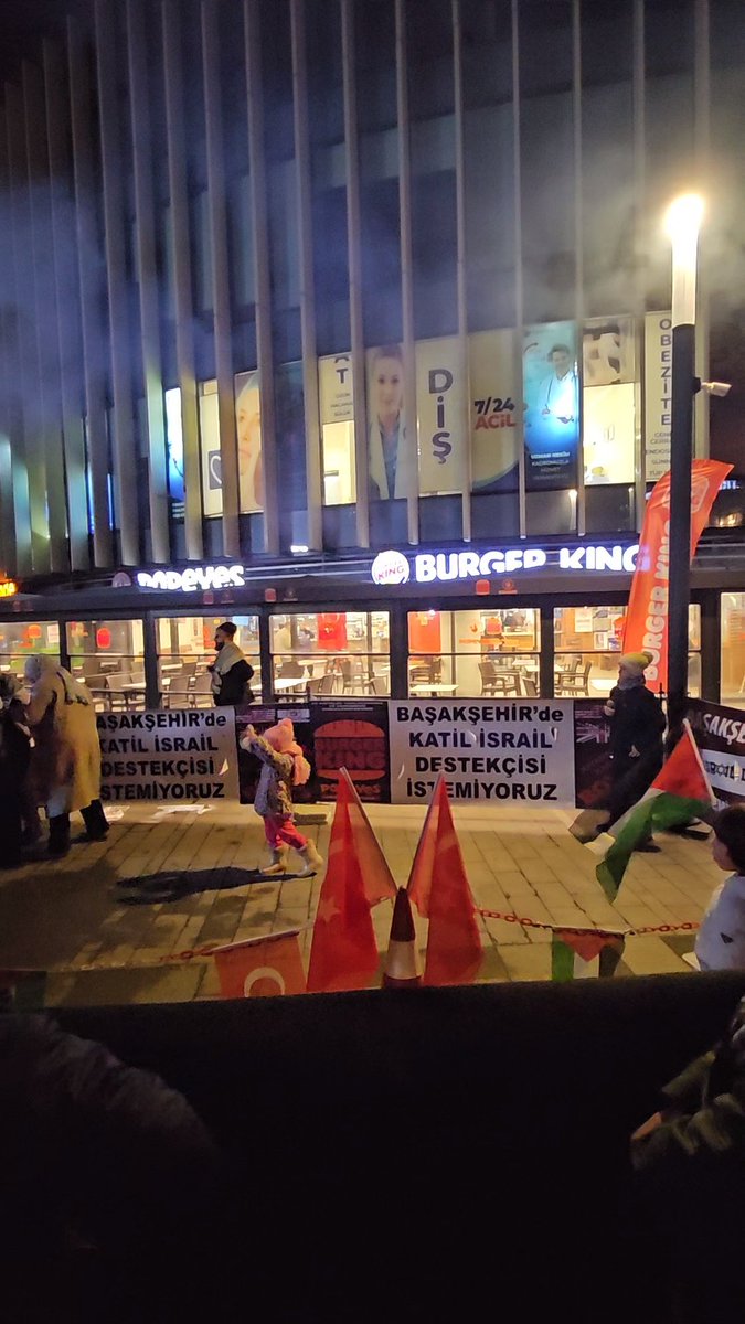 Bu akşam Başakşehir'deki direniş harekatına katıldım. Çok değerli bir iş yapıyorlar. 

Üsküdar, Eyüpsultan, Bağcılar, Arnavutköy, Maraş, Kayseri, Malatya ve başka yerlerde de var. Katılabildiğinizde katılın. Twit atmaktan daha faydalı. 

Boykotu bırakmayalım.