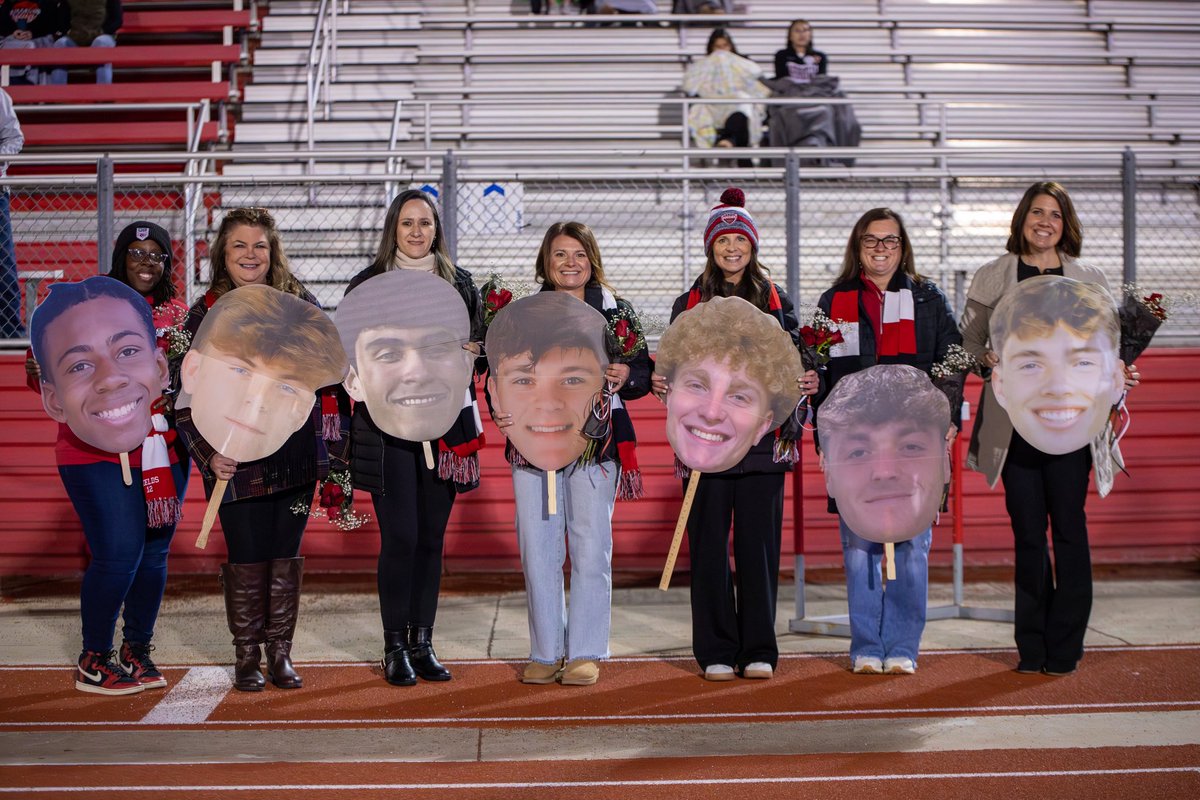 Clinton Soccer hosted their Senior Night in between Region 2-7A matchup against the Starkville YellowJackets. Lady Arrows celebrated with an 8-0 victory, while the Clinton outlasted Starkville, winning in penalty kicks.

Gallery 🔗: clintonarrows.com/galleries/mens…