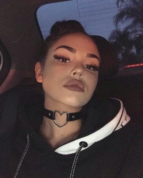 cagesvinyl's tweet image. she loved herself a choker back in 2016
