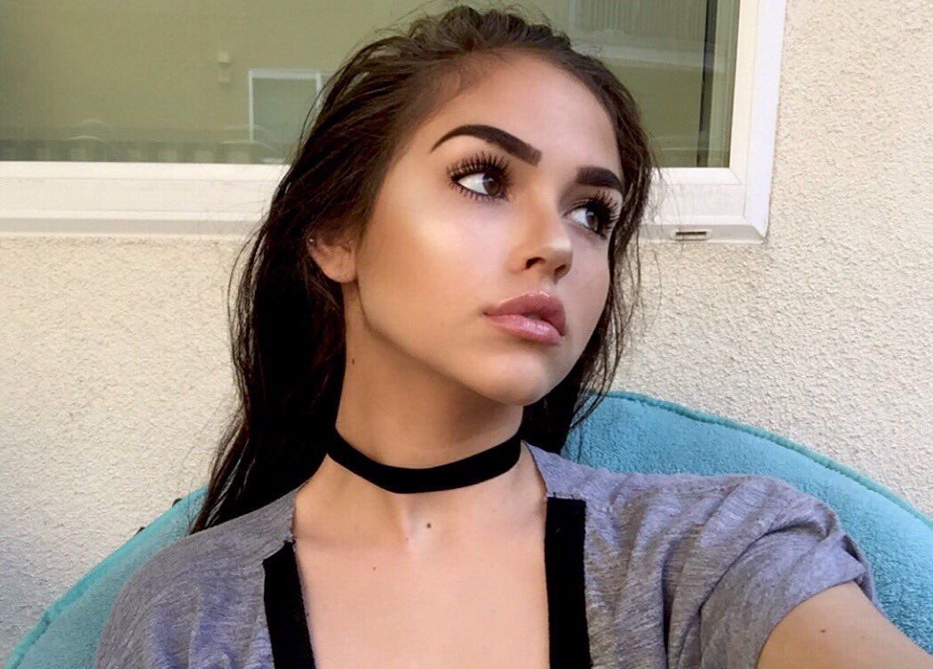 cagesvinyl's tweet image. she loved herself a choker back in 2016