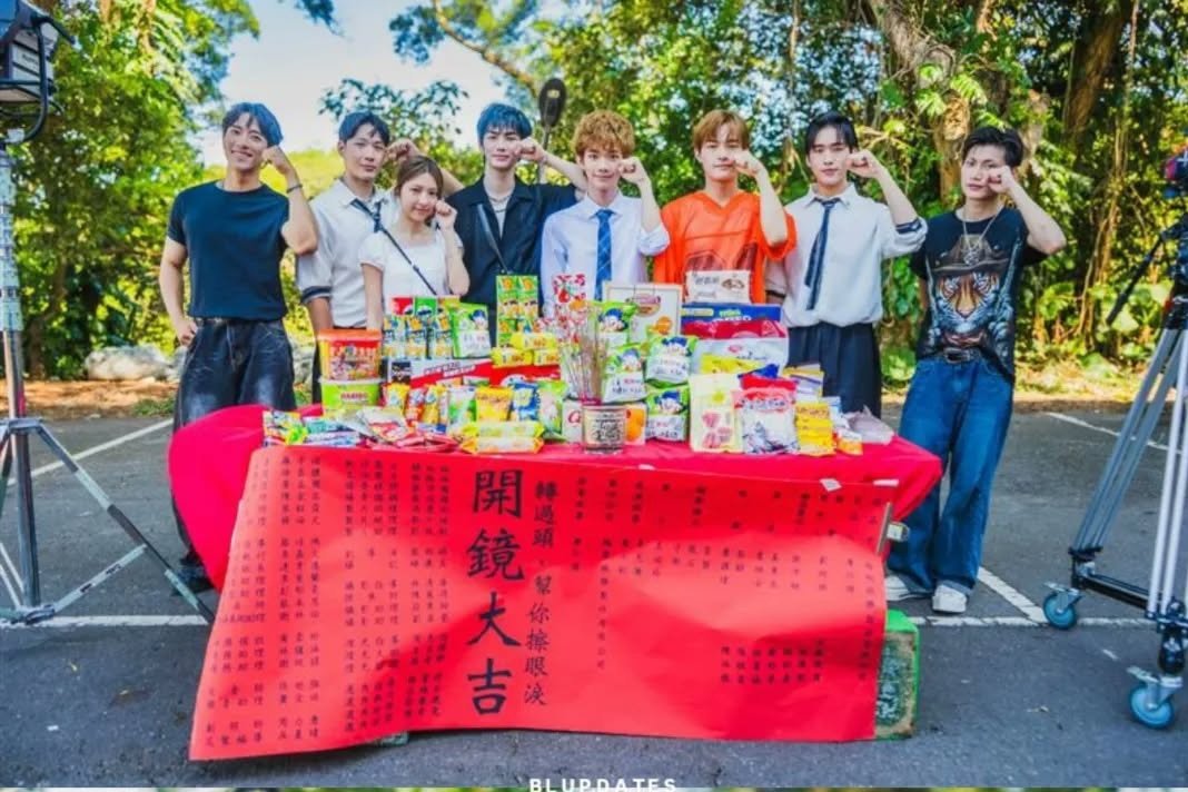 clingyteddy's tweet image. TAIWAN IS BACK!!
#SmileAfterTears is a new Taiwan bl coming this valentine's!

The story revolves around campus romance, with themes of 1st love, friendship, goals and dreams.

Starring
Zhang Junjia (#FFO)
He Yenkai (#ARKIS)
Zheng Diaoqin

Premiere📅 Feb 2026

#轉過頭幫你擦眼淚