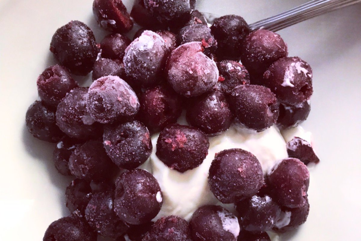 A yogurt bowl that’s equal parts decadent and nutritious. What’s the secret ingredient? Maca powder! It adds a magical touch to this quick and easy recipe. #plantbased #recipe 

vegezy.com/maca-magic-dai…