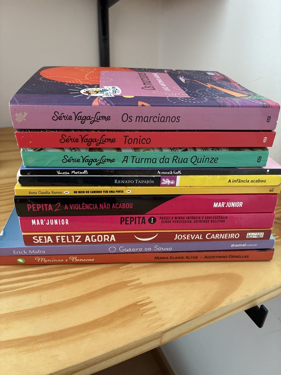 Estou vendendo estes livros por um preço único de R$30,00 cada um caso tenham interesse comentem aqui em baixo qual livro que combino o envio!
#livros #vendolivros