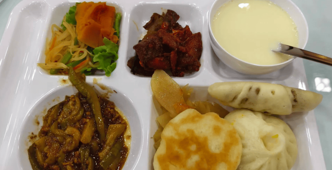 thangapand1989's tweet photo. 【10分钟快手减脂餐】香煎鸡胸肉+彩虹时蔬+糙米饭，高蛋白低卡饱腹！煎鸡胸用盐+黑胡椒腌10分钟，少油煎至金黄；时蔬焯水/清炒，糙米饭提前煮好冷藏。一顿热量≈350大卡，健身党/上班族闭眼冲～#减脂餐 #健康饮食 #快手料理 https://t.co/7v7ESoyL3z