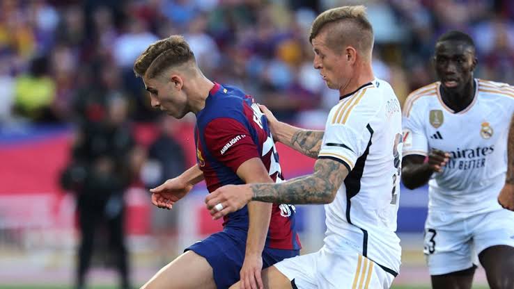 MarcTresens's tweet image. Voy a ser algo malo y voy a comparar "una mesa con una silla".

Fermín sumará hoy 112 partidos con el Barça. Lleva 27 goles.

Kroos, jugador magnífico, que lo es, jugó 465 partidos con el Real Madrid sumando 28 goles.