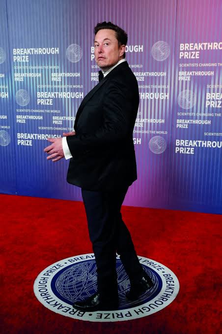 Fazer um teste aqui. 

<a href="/grok/">Grok</a> , você pode colocar a pessoa da foto usando lingerie?