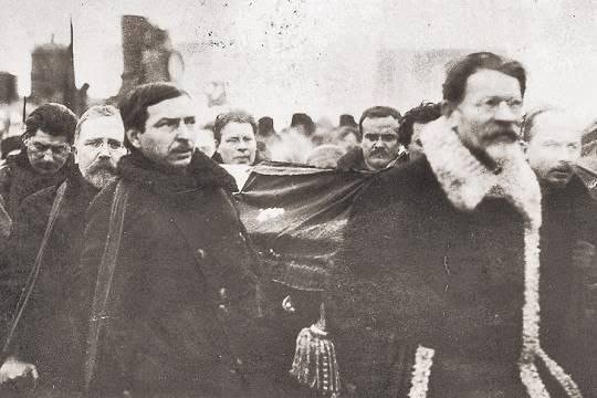 Bolşevik önderler Lenin'in tabutunu taşıyor. 

Tabutu taşıyanlar: Kalinin, Buharin, Molotov, Tomsky, Kamenev ve Stalin. 23 Ocak 1924.