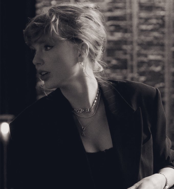 swiftjoondaily's tweet image. So glad to be alive at the same time as the best song writers of our generation aka Taylor swift and Kim Namjoon