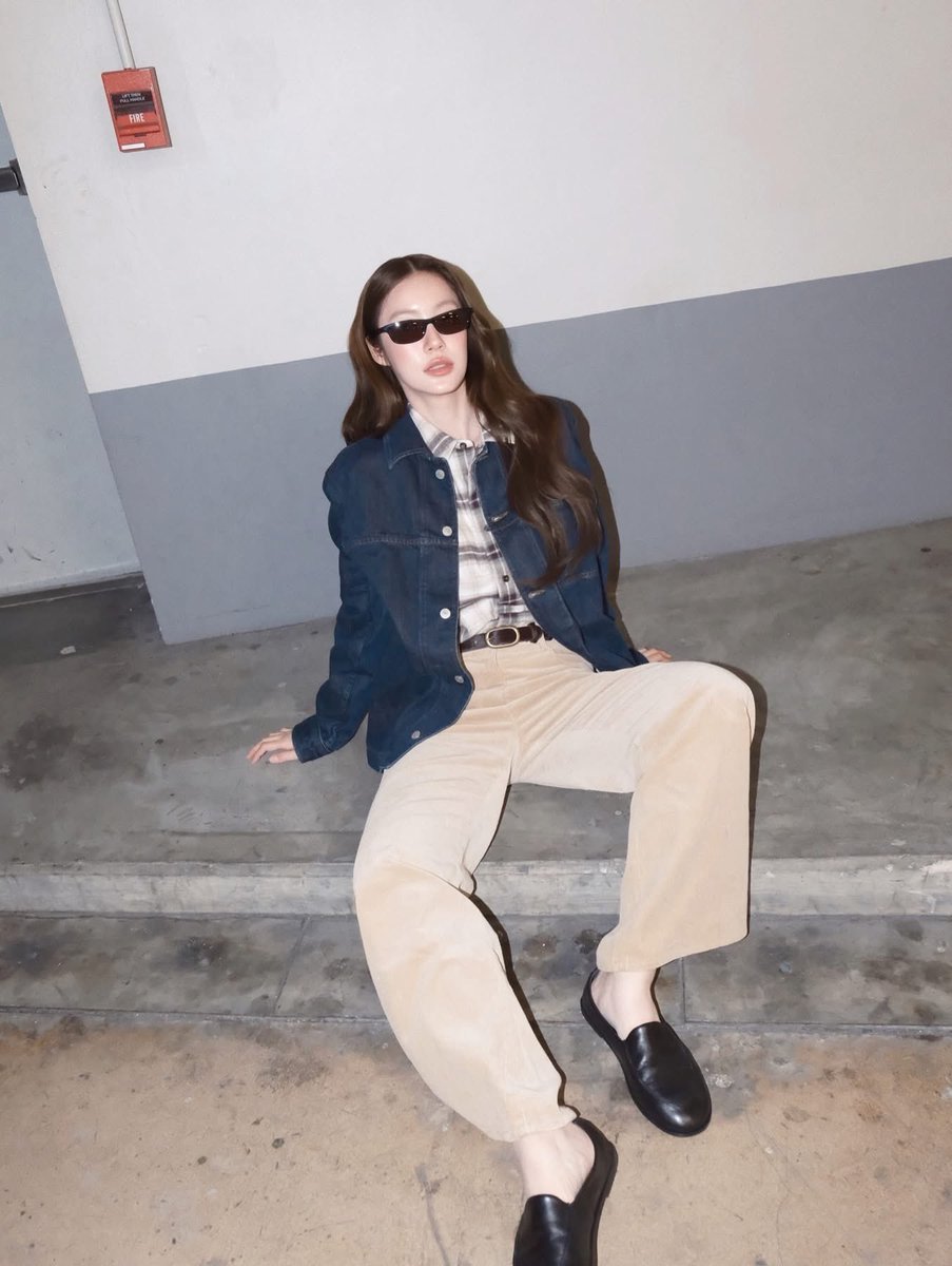 Npamtan's tweet photo. Effortlessly cool; classic layers, clean lines, and a quiet confidence that never tries too hard. https://t.co/r2HRh5dRzv
