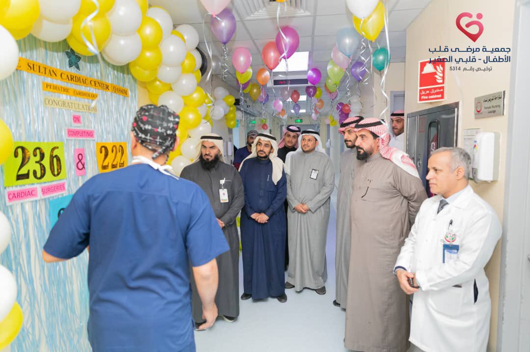 في إطار تعزيز الشراكات الصحية والاحتفاء بالإنجازات الطبية النوعية، قام عضو مجلس إدارة الجمعية أ. أنس الشدوخي بزيارة لمركز الأمير سلطان للقلب بالقصيم، تزامنا مع احتفائية المركز بنجاح سلسلة من العمليات الجراحية والقسطرة المنفذةللأطفال  بالتعاون مع الجمعية.
وقد تسلم الشدوخي خلال