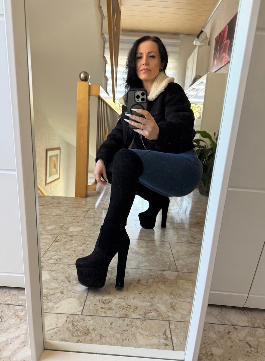 supremegoddesst's tweet photo. Like and RT if you love these shoes https://t.co/1KhKn5cPjt