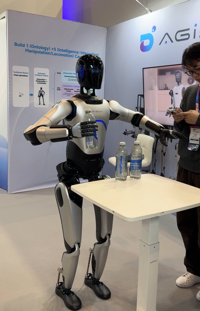 misymma's tweet photo. 3 aktarma(London kalabaliginda) bilen 13 okuwça robot gorkezip geldim. 
success. 
Turkmenistanly soragam mana duşdy😏 https://t.co/s9CQamTjzO