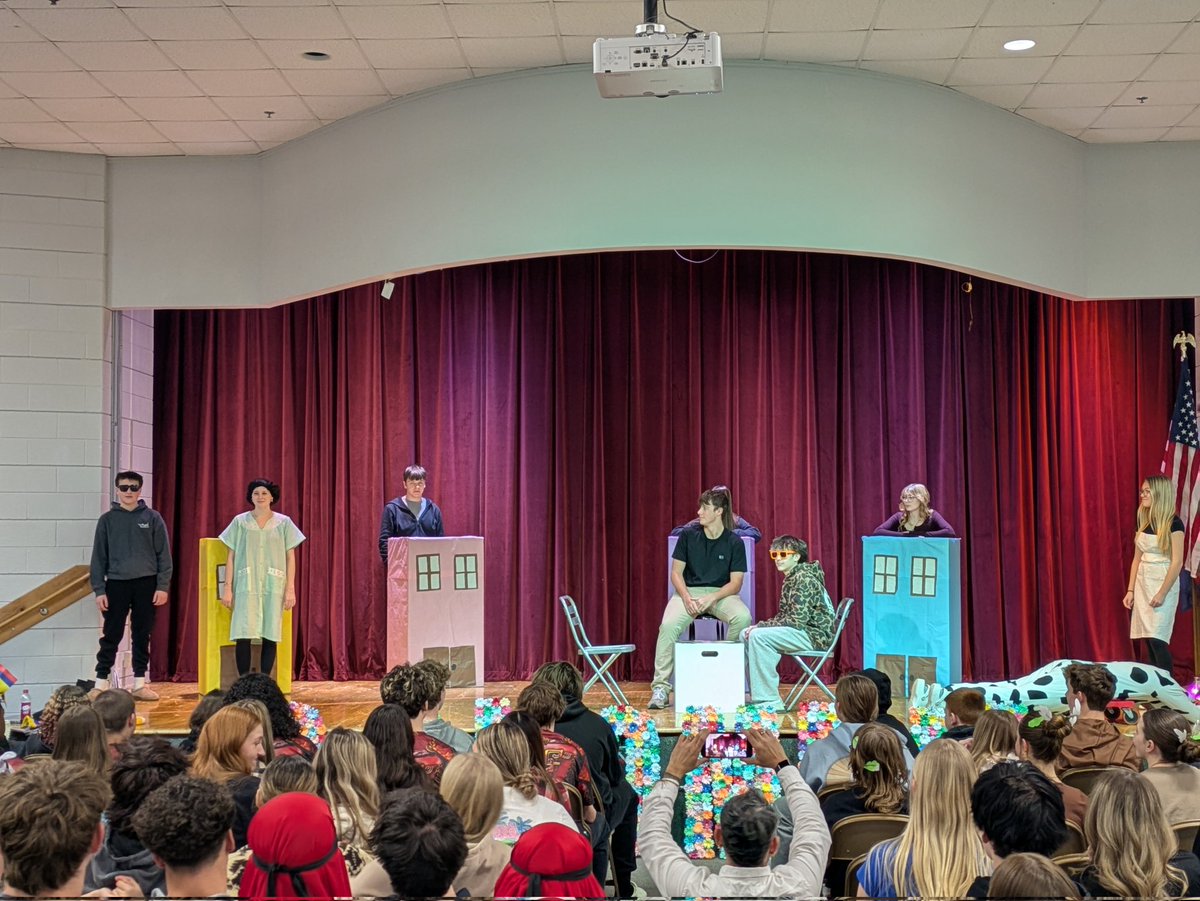 PoquosonSchools's tweet photo. PHS held their annual Colombia Day, organized by Señor Navarro. Spanish students prepared for weeks in advance- practicing their skits, dances, music, and verbal Spanish skills to prepare their presentations. Buen trabajo! https://t.co/NhnhJBxGS3
