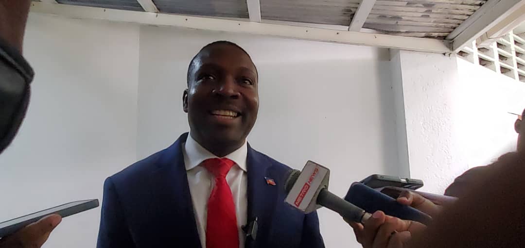KPT a  mèt rete 30 segonn li ka revoke premye minis la selon Deus Desronneth ki raple se konsèy la ki te nomel,pa ta dwe gen lari bloke pou sa .Ansyen depite a fè konnen Alix D .Fils Aimé te dwe konprann depi gen dyalòg politik tèt chèf gouvènman ak tout kabinèl ap sou tab la.