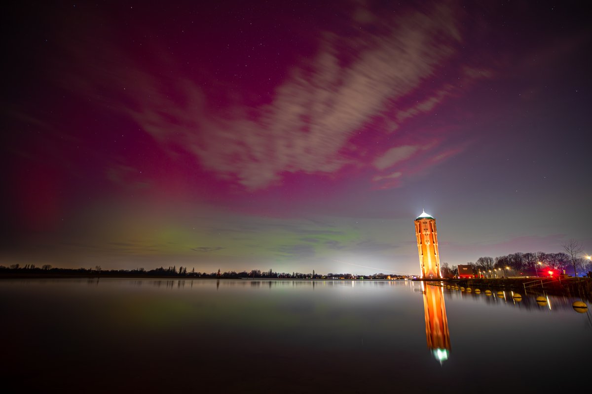 Het Noorderlicht liet zich zien boven Nederland en ook bij onze iconische watertoren kleurde de nacht bijzonder. Een zeldzaam moment dat ons eraan herinnert dat je voor bijzondere ervaringen soms helemaal niet ver hoeft te reizen. 🤩

📷 <a href="/kicksfotos/">kicksfotos.nl</a>