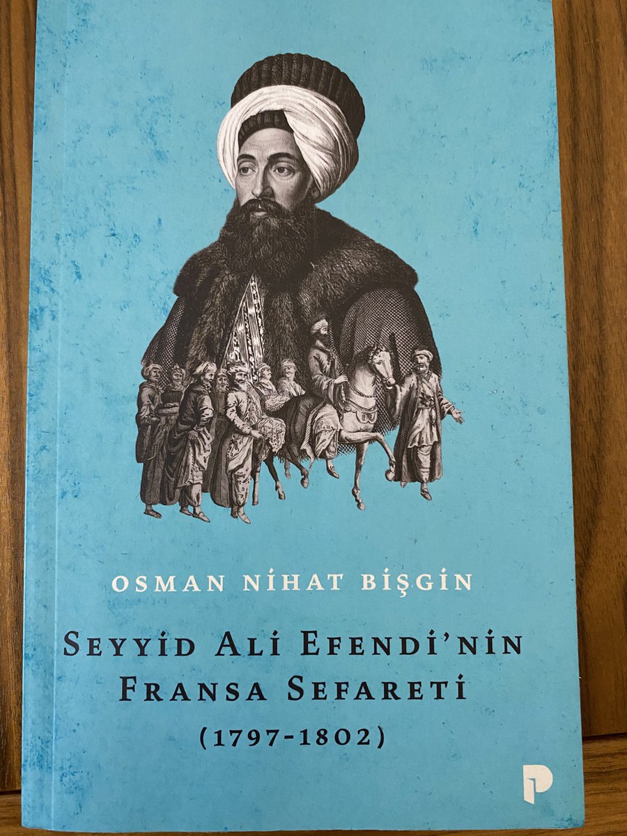 Osmanlı Devleti’nin Batı dünyasıyla kurduğu kurumsal diplomatik ilişkilerin şekillendiği bir dönemde, Fransa’ya gönderilen ilk daimi Osmanlı büyükelçilerinden biri olan Seyyid Ali Efendi’nin diplomatik serencamını merkeze alan bu eser, Osmanlı elçilik tarihine ışık tutan dikkat