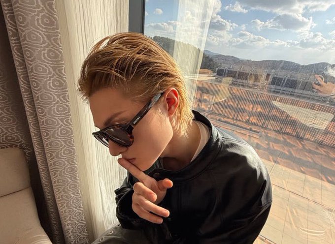 and he look soo good with it !!! no wonder why he also chose Prada brand it’s so cool!!