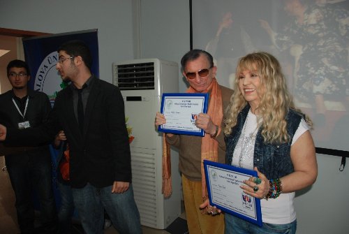 Tiyatromuzun mihenk taşı, büyük usta Haldun Dormen...
Bize sadece tiyatroyu değil, sahne adabını ve nezaketi de öğrettin. Yaktığın ışık, genç tiyatrocuların yolunu aydınlatmaya devam edecek. Başımız sağ olsun.

#HaldunDormen

YÜTİK Ailesi