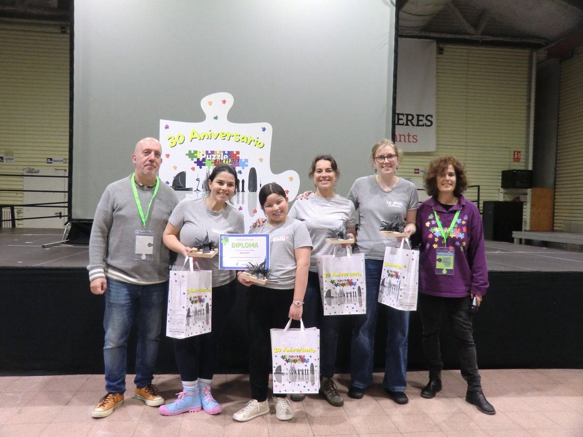 sants3radio's tweet image. La primera edició del #Sants #Puzle #Fest posa a prova als més aficionats del puzle del districte.🧩
Al #SantsMontjuïcAlDia escoltem reportatge amb @OlgaNM7, que entrevista als participants i @CotxeresCasinet.

🎧Audio👉go.ivoox.com/rf/167055325
📰Notícia📸👉el3.cat/noticia/155095…