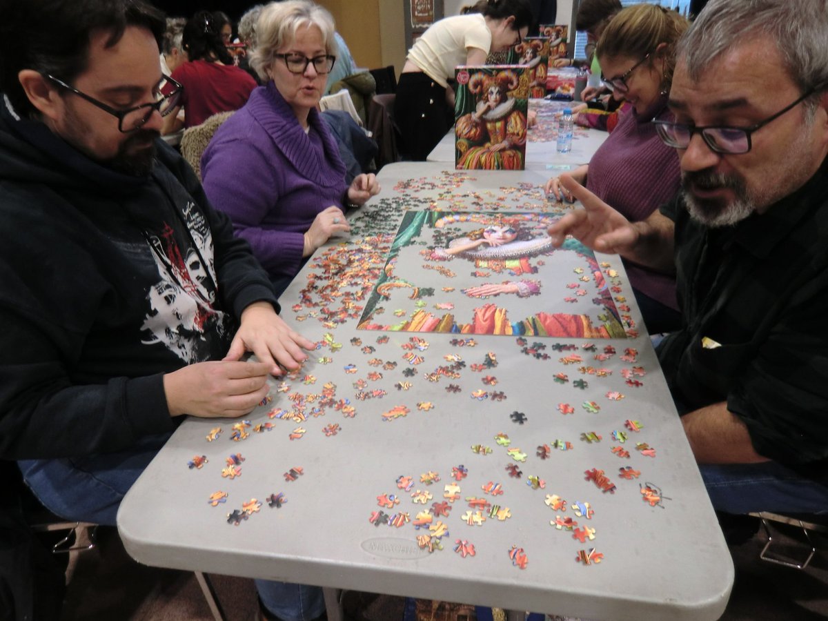 sants3radio's tweet image. La primera edició del #Sants #Puzle #Fest posa a prova als més aficionats del puzle del districte.🧩
Al #SantsMontjuïcAlDia escoltem reportatge amb @OlgaNM7, que entrevista als participants i @CotxeresCasinet.

🎧Audio👉go.ivoox.com/rf/167055325
📰Notícia📸👉el3.cat/noticia/155095…