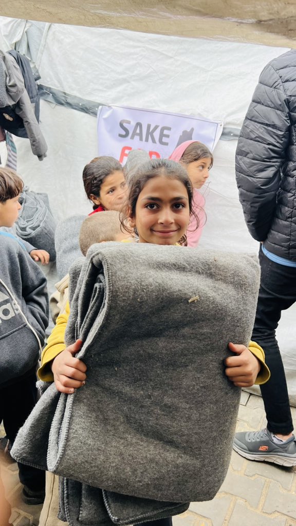 SAKEFORGAZA's tweet photo. Thanks to your support, our team urgently distributed blankets during the severe cold to help more than 40 families in need, while many families are still waiting for their turn.

We kindly ask you to donate and share this post.

https://t.co/Cev3rFmthJ https://t.co/bFJbSw6h3e