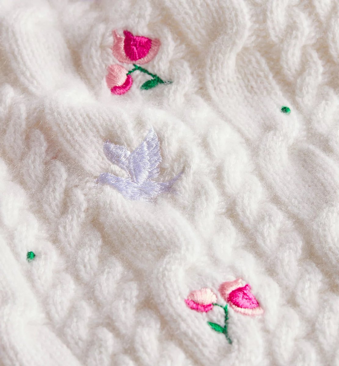 havenfiIm's tweet image. hyunjin’s dior after party outfit has roses and dove motifs on it 🌹🕊️

HYUNJIN AT DIOR PFW 
#DiorWinter26_HYUNJIN 
#HYUNJINxDior