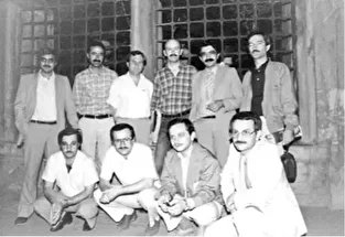 Kıymetli Mustafa Kutlu ağabey bir zamanlar Erenler'den çıkarken. Fotoğraftaki herkes yazar. Bugün kaç edebiyatçı bu sayıda dostla bir araya gelip hasbi ve harbice ayrılıp hiç firesiz tekrar buluşabiliyor?