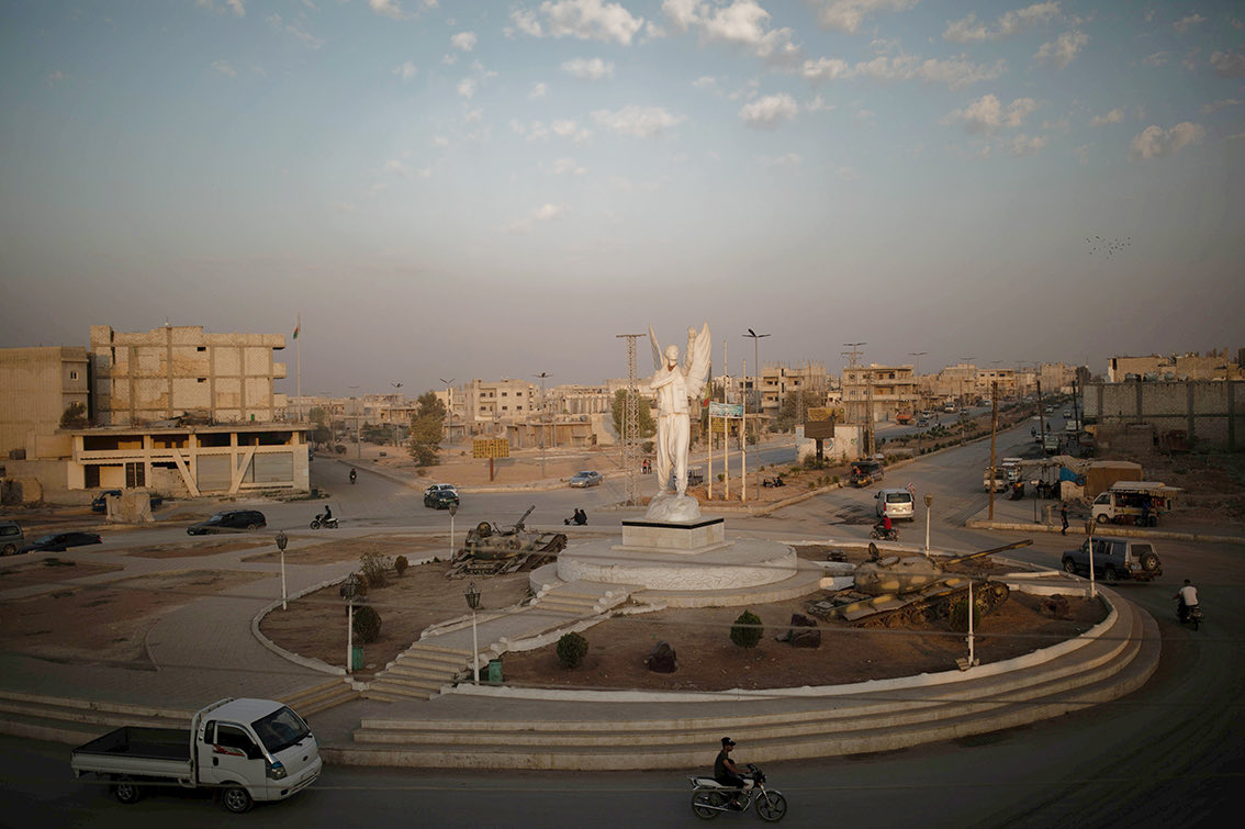 Le_CDKF's tweet photo. ‼️URGENT

🔴Kobanê est encerclée et bombardée par les milices djihadistes de Damas et d’Ankara

🔴L'électricité, l'eau et Internet sont coupés

#DefendRojava 
#KobanêUnderAttack https://t.co/MSynn5xg2o