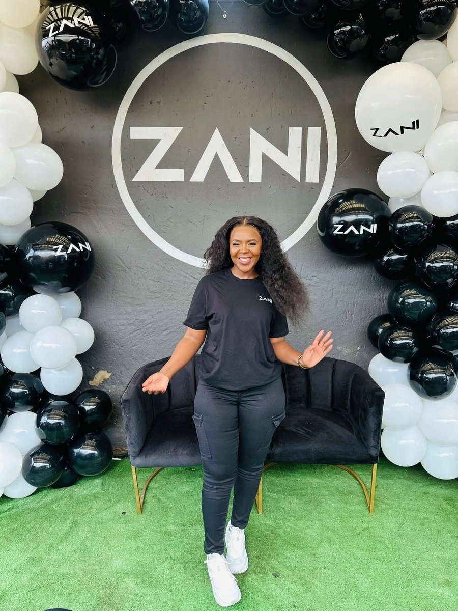 KasiEconomy's tweet image. Meet Manini Mimi Mofokeng the founder of@ Zani's Eatery - a restaurant fast food business based in Katlehong that sells delicious fast food such burgers, wings, chips,  drinks etc available on Mr D Food. She launched the business in 2021 and it has been growing ever since with a…