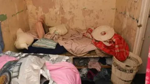 A woman's been found guilty of forcing a teenager with learning difficulties to work as a "house slave" in Gloucestershire for 25 years.

56 year-old mother-of-10 Mandy Wixon regularly beat the victim, who was fed only scraps.

gloucesternewscentre.co.uk/woman-convicte…