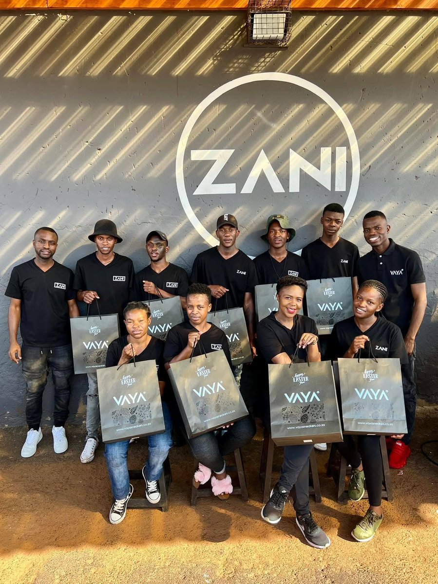 KasiEconomy's tweet image. Meet Manini Mimi Mofokeng the founder of@ Zani's Eatery - a restaurant fast food business based in Katlehong that sells delicious fast food such burgers, wings, chips,  drinks etc available on Mr D Food. She launched the business in 2021 and it has been growing ever since with a…