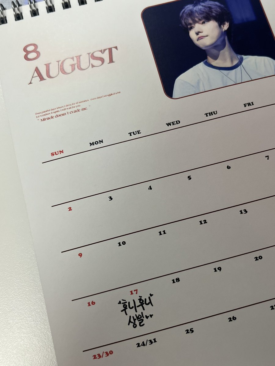 너무너무 예쁜 시그 LUCKY 26 🍀❤
️
사진 하나하나 다 너~~무 예뻐서 넘길 때마다 진용훈한테 반하게 되는 예뽀니 시그 😻
그리구 사진에 담긴 언리얼님 마음이 잘 느껴져서 마음이 따뜻해졌어용..훈 💕

모든 사진 다 예뿌지만 저의 투픽! 은 앙콘과 수트 용훈 ❤️ 글구 진용훈 생일 넘 ㄱㅇㅇ ,, 😍