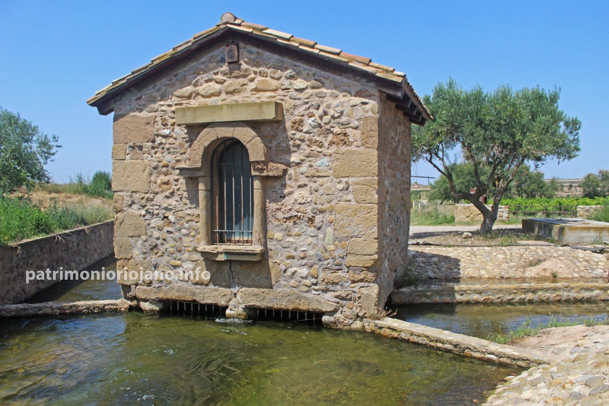 Construcciones rurales y patrimonio hidráulico.
Quel y su Fuente del Arca.
Cerca del castillo se encuentra este singular edificio que combina mampostería y sillares con pequeñas columnas decorativas. No hay registros sobre su origen, pero se cree que data de 1820 aproximadamente.