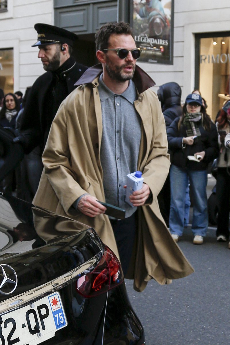 jdbrarchive's tweet photo. 📸 | BOSS!😎 — Jamie Dornan chegando no desfile da coleção masculina de Outono/Inverno 26/27 da Dior, que aconteceu hoje (21), na Semana de Moda de Paris. 

https://t.co/kht4Xe4F8o https://t.co/JP5F4MU3mR