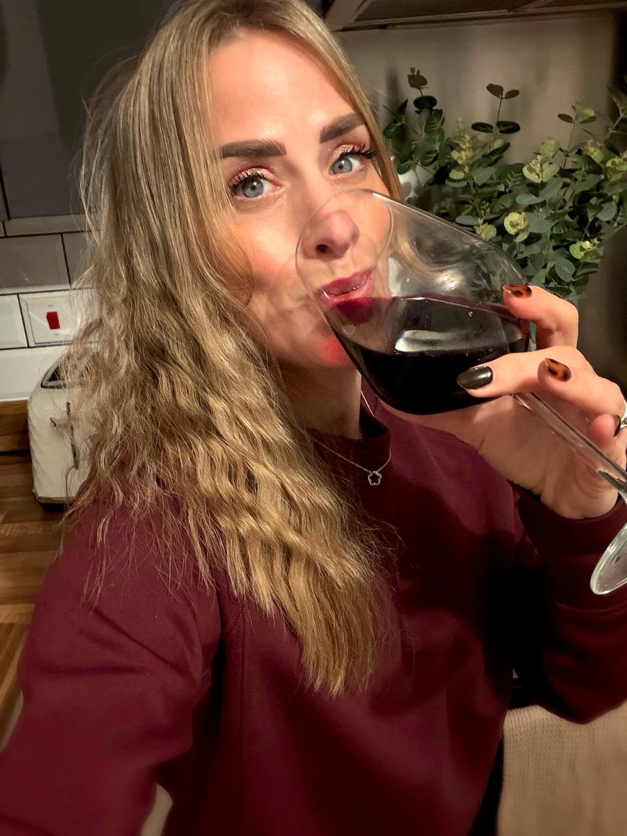 MrsF202's tweet image. You know what time it is… #WineWednesday 🍷

You also know it’s just the one…(with dinner 😉)