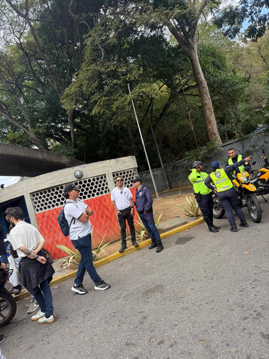 endsequera's tweet photo. 🚨 DENUNCIA | Funcionarios del SEBIN llegaron a la UCV y bajaron la pancarta de los estudiantes que pedía la liberación de los presos políticos https://t.co/aTA6B7pgyD